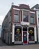 Winkelpand met bovenwoning in ambachtelijk-traditionele stijl