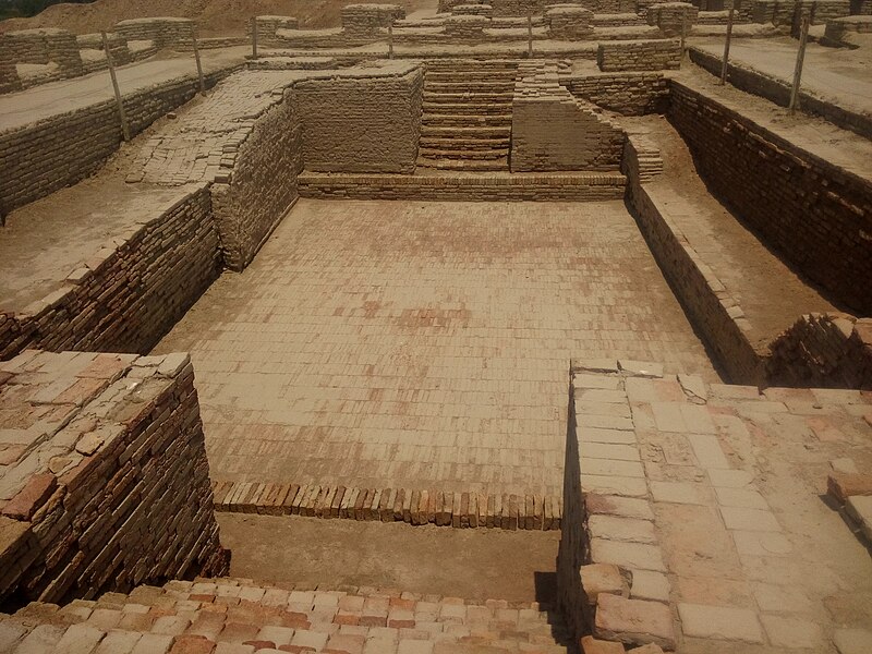 File:Great Bath, Mohenjo-daro 20160806 JYN-03.jpg