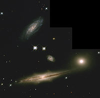 Ящикообразный балдж отчётливо виден в галактике ESO 597-G036 (внизу)