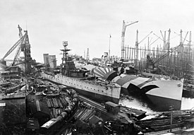 HMS Dragon (1917) e o petroleiro War Angler (1918) em Scott's Yard, Greenock em 1918 RMG D1478.jpg