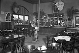 Interieur van de wachtkamer 3e klasse in het station Velsen-IJmuiden Oost; 1941.