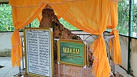 Banjar: Kubah makam Habib Alwi bin Husein bin Umar Al-Balghaits, ulama matan Alalak, Barito Kuala, Kalimantan Selatan. Bahasa Indonesia: Pusara dari Habib Alwi bin Husein bin Umar Al-Balghaits, ulama dari Alalak, Barito Kuala, Kalimantan Selatan. English: Tomb of Habib Alwi bin Husein bin Umar Al-Balghaits, a cleric from Alalak subdistrict, Barito Kuala Regency, South Kalimantan.