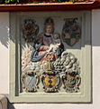 Gasthaus Löwen, Relief mit Madonne und Wappen (des Klosters Einsiedeln???)