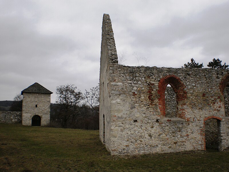 File:Haluzice-zrúcanina opevneného kostola - panoramio - Michal Jakubský (1).jpg