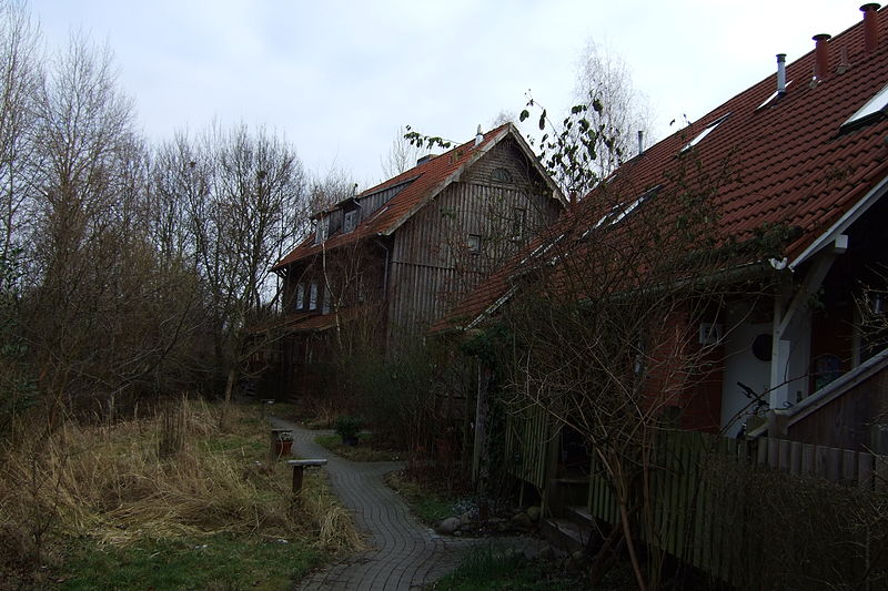 File:Hamburg-Allermöhe, eco-houses in the middle courtyard (3252522157).jpg