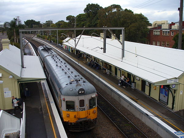 626/726 at Hamilton station in July 2006