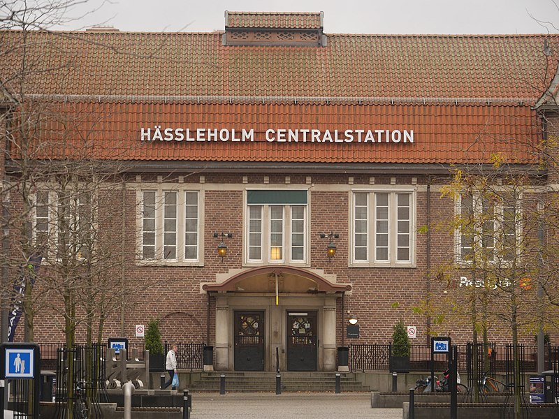 File:Hassleholm.centralstation.21f338.2000212.jpg