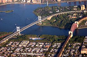 Le pont Robert F. Kennedy (Triborough Bridge) et le Hell Gate Bridge permettent l'accès à Ward's Island (au fond) depuis Long Island.