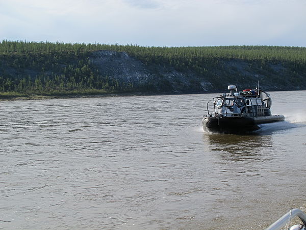Boot hovercraft Hivus-10 op de rivier Kotoej