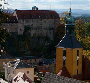 Burg Hohnstein, ön planda Hohnstein köyü ile