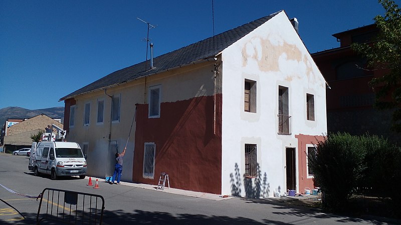 File:Homes pintant una casa (Puigcerdà).jpg