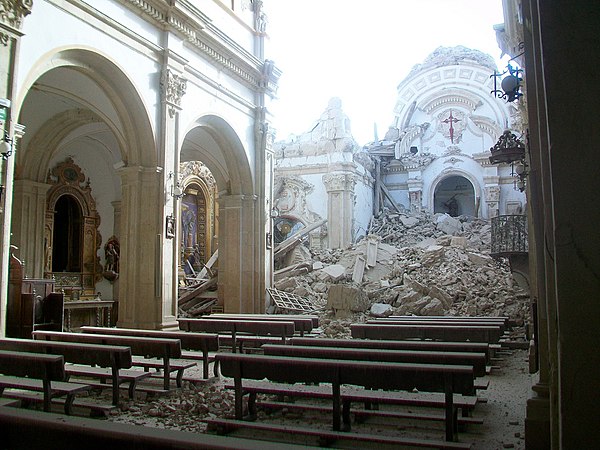 Damage to a church in Lorca