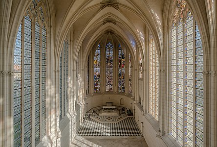 Pointed windows of the nave of Sainte-Chapelle de Vincennes occupy near all the walls. (1379–1480)
