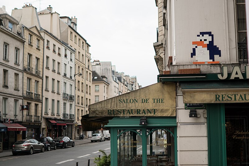 File:Invader, Penguin, Paris (33644167754).jpg