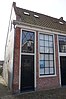 Dwarshuis onder zadeldak, dat een geheel vormt met dat over nr 82