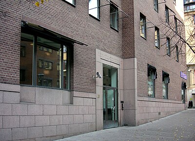 Jakobsgatan förändrades starkt under Norrmalmsregleringen. "Restaurant Löwenbräu" vid Jakobsgatan år 1963 och och samma ställe 2007. Numera finns här regeringens departementshus. Båda bilderna är tagna av mig, den från 1963 på Agfacolor CT 18 som visar mina två klasskamrater på cykelresa genom Sverige, den ene håller i min cykel. Vi kom ända från Hamburg och Löwenbräu hade sommarstängt, typiskt! Det blev ingen kall BIER där. Fler bildpar finns i artikeln Stockholm då och nu i färg.