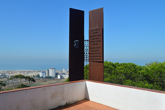 Monumento a Pablo Neruda no Jardim dos Capuchos