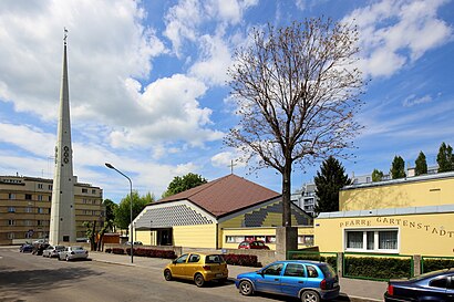 So kommt man zu der Pfarrkirche Gartenstadt mit den Öffentlichen - Mehr zum Ort Hier