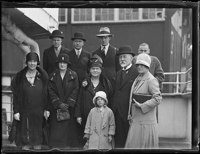 File:Joseph Cook and family.jpg