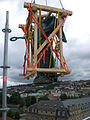 Jubiläumssäule auf dem Schlossplatz in Stuttgart, 13. Mai 2014. Die Concordia kehrt im Vorbeiflug dem Neuen Schloss und der Stuttgarter Kulturmeile den Rücken. Die Statue wird mit einem Autokran auf die Erde gehievt, wo sie restauriert wird.