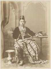 KITLV 10005 - Kassian Céphas - Javanese man in court dress, belonging to the fam - Around 1885.tif