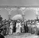 Konig Abdullah I. von Jordanien besucht am 1. Juni 1948 den Felsendom in Jerusalem