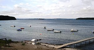 Uitzicht op de Kleine Belt bij Gammel Ålbo (links het vasteland, in het midden het eiland Fænø Kalv, rechts het eiland Fænø)