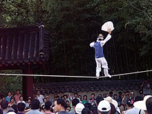 عکس از یک بند باز سیرک در کشور کره