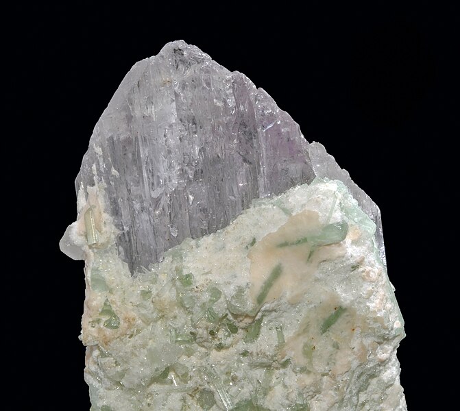 File:Kunzite, tourmaline, pollucite 3.jpg