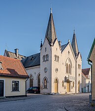 Länsteatern på Gotland är inrymd i en tidigare frikyrka i det nordvästra hörnet av kvarteret.