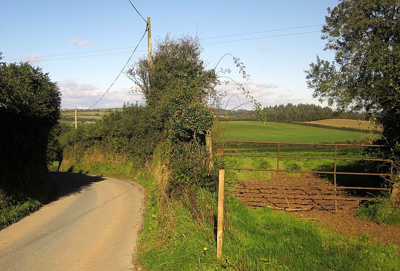 File:Lane and field, Furslow Farm - geograph.org.uk - 3701160.jpg