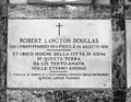 Lapide dello storico inglese Robert Langton Douglas, morto a Fiesole, ma volle essere sepolto a Siena (1951)