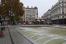 Le bassin central de la place de la République (Lyon) et le carrousel (novembre 2015).jpg