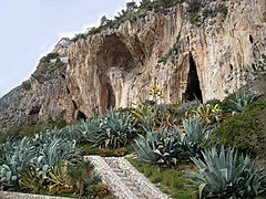 Les grottes des Balzi Rossi situées sur une falaise d'environ 100 mètres de haut montrent des traces d'occupation par l'homme depuis le Paléolithique moyen (300 000 ans) jusqu'à la fondation de la ville antique de Vintimille en Ligurie. Cela constitue la plus longue occupation humaine au monde d'un site géographique.