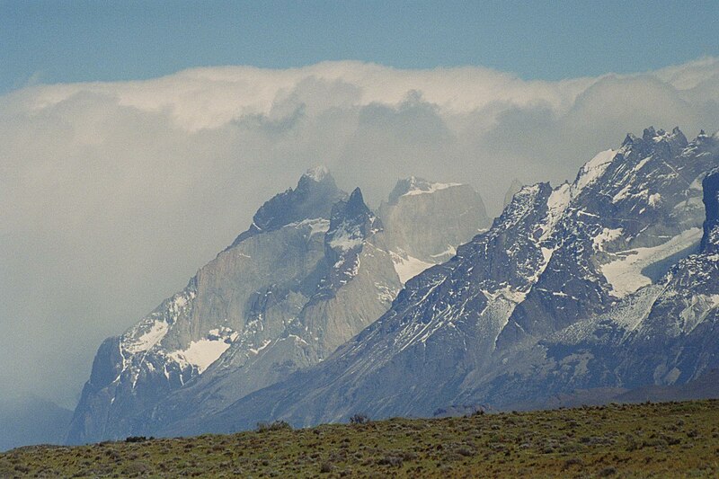 File:Les Cuernos del Paine vues de profil.jpg