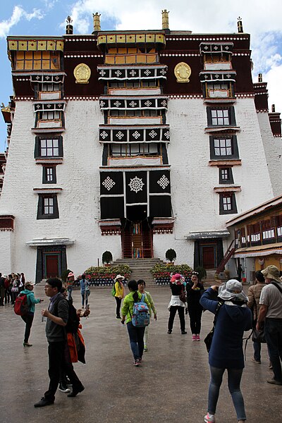 File:Lhasa-Potala-52-Klosterhof-2014-gje.jpg