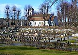 Lidingö kyrka med gamla kyrkogården.