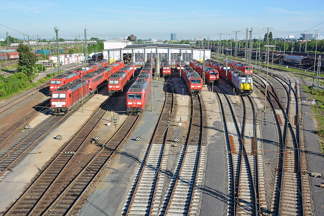 File:Lokomotiven Rangierbahnhof Mannheim.jpg