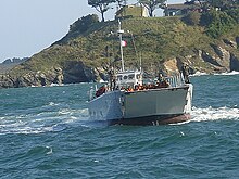 Barges du régiment de Marsouins de Vannes doublant la Pointe de Ramonette avant d'entrer dans le port.