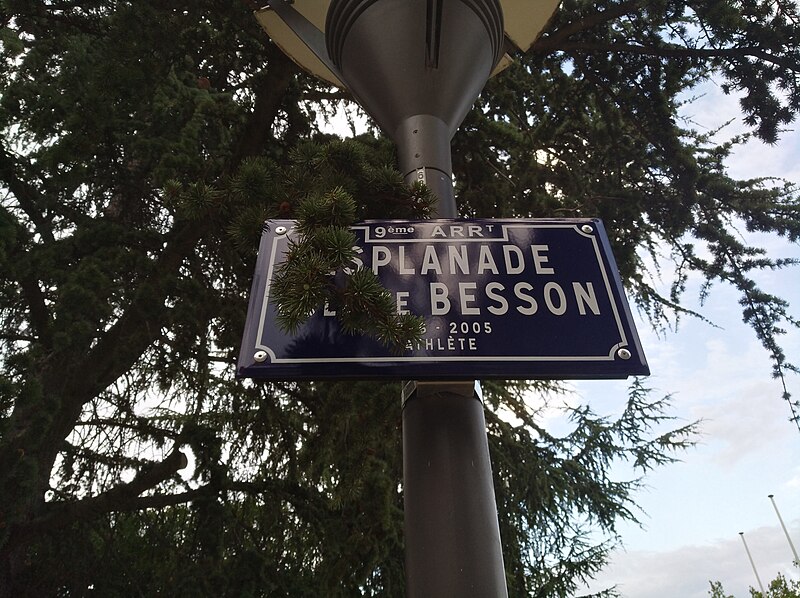 File:Lyon 9e - Esplanade Colette Besson - Plaque (août 2019).jpg