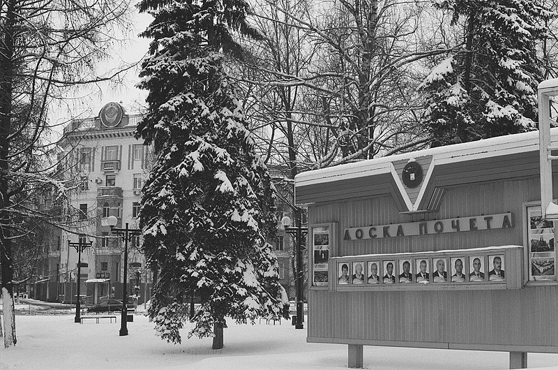 File:Lytkarino 2022-04 main square.jpg