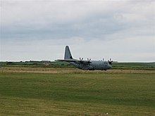 2006 yil iyul oyida Machrihanishda taksida yurgan RAF Lockheed Martin C-130J Herkul.