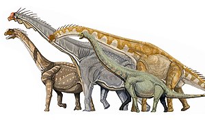 Diverse macronaria;  Camarasaurus aan de linkerkant (bruin), Brachiosaurus op de achtergrond (grijs), Giraffatitan in het midden (geel), Euhelopus op de voorgrond (groen)