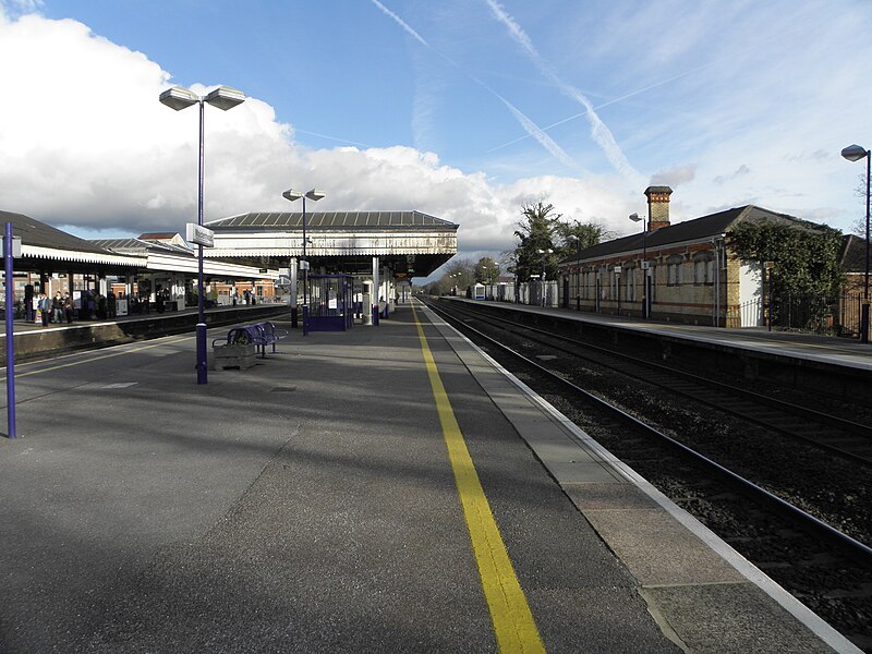 File:Maidenhead station fast platforms look east1.jpg
