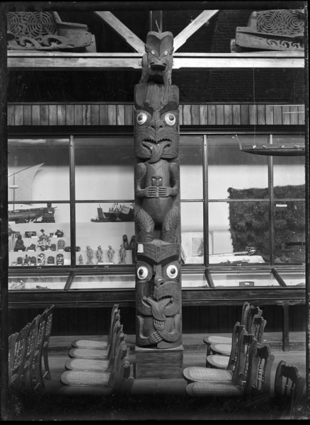 File:Maori wood carving; a carved centre pole. ATLIB 255479.png