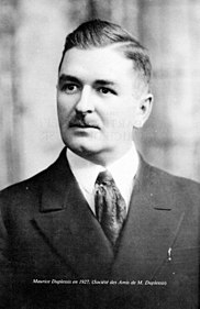Photographie noir et blanc d'un homme en habit cravate.