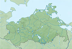 Mapa konturowa Meklemburgii-Pomorza Przedniego, w centrum znajduje się owalna plamka nieco zaostrzona i wystająca na lewo w swoim dolnym rogu z opisem „Kummerower See”