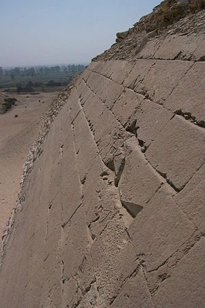 Meidum Pyramide Fassadendetail.jpg