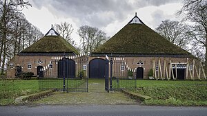 Boerderij Melkema bij Huizinge. De voormuren worden ondersteund door stutten tegen instortingsgevaar als gevolg van aardgaswinning. De NAM kocht het pand van de eigenaar en deed het gebouw vervolgens over aan de stichting Het Groninger Landschap. Het zou tot 2021 duren totdat het pand werd opgeknapt.[3]