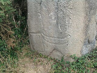 Gravats sobre el menhir de Kermaillard